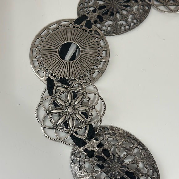 Sandy Duftler women’s metal designer concho medallion Stretchy belt - Picture 2 of 12